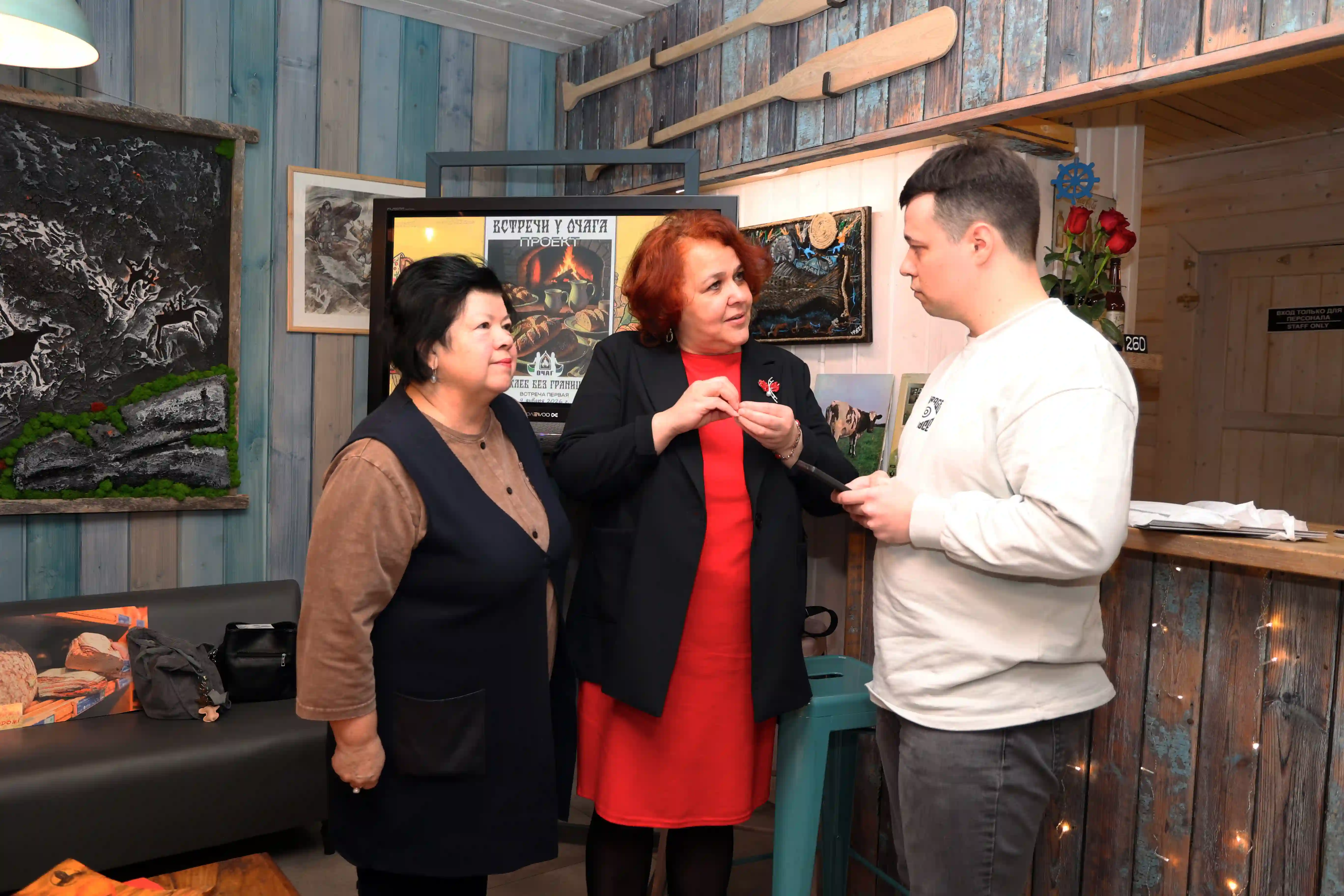 Обсуждение Программы поддержки СОНКО с Начальником Управления общественных связей Администрации Петрозаводска Жанной Феликсовной Малеевой, Руководителем Общества татарской культуры &laquo;Чулпан&raquo; Фадеевой Фаридой Михайловной и Руководителем компании &laquo;Карельский разработчик&raquo; Шестаковым Андреем Руслановичем. Фото: Мстислав Кеншин