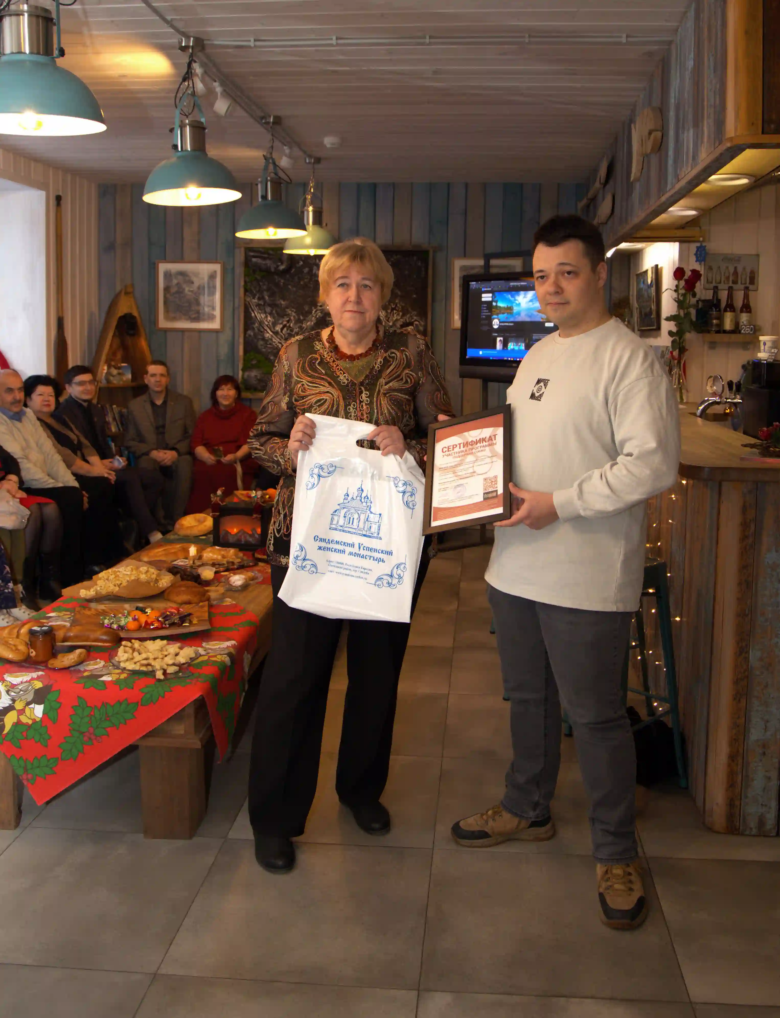 Вручение сертификата Руководителем компании &laquo;Карельский разработчик&raquo; Шестаковым Андреем Руслановичем участника Программы поддержки СОНКО Председателю Карельской региональной общественной организации поддержки и реализации общественных инициатив &laquo;Очаг&raquo; Рябиковой Елене Николаевне. Фото: Мстислав Кеншин