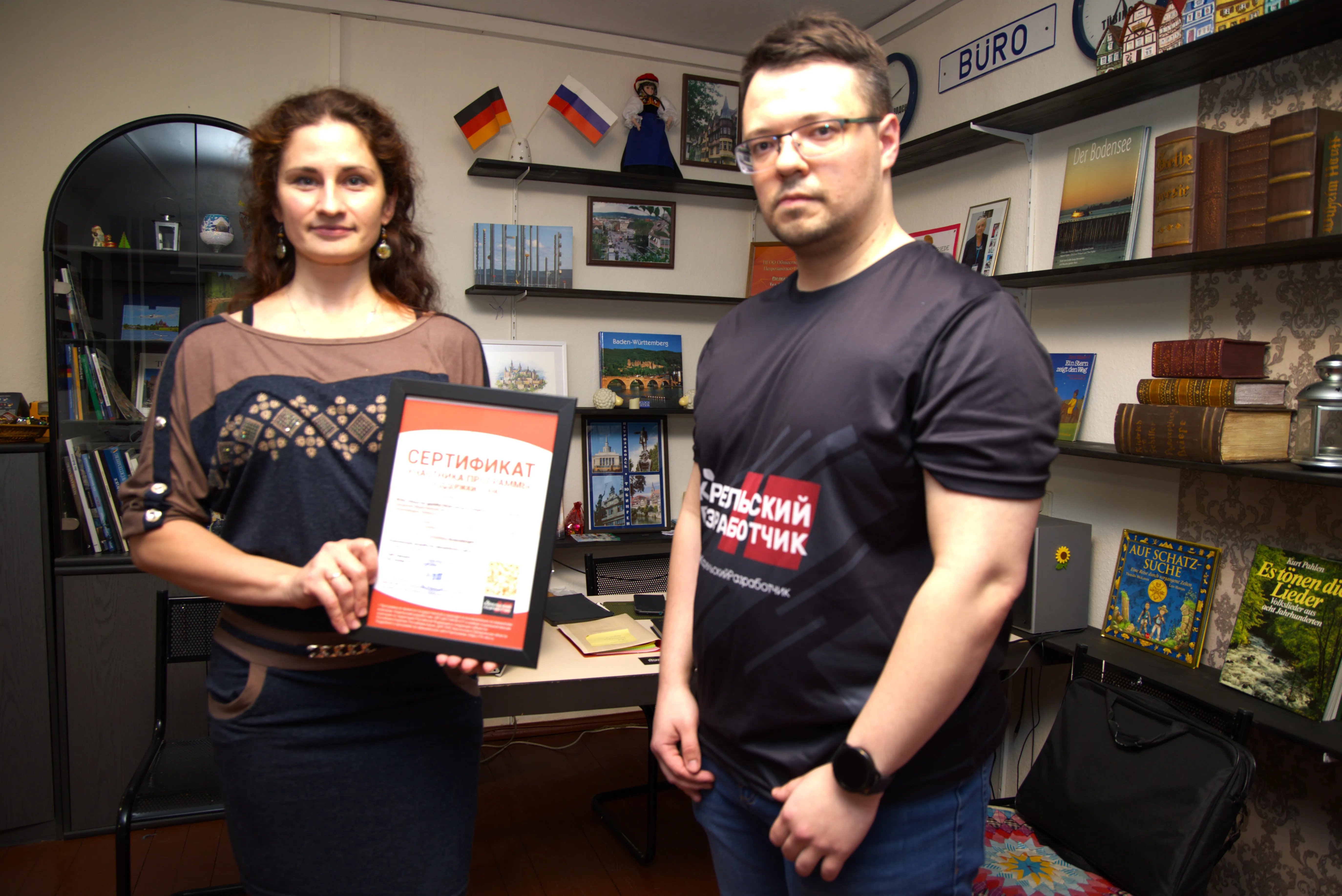 Вручение сертификата участника Программы поддержки СОНКО Председателю ПГОО &laquo;Общество дружбы Петрозаводск-Тюбинген&raquo; Екатерине Анатольевне Яковлевой